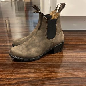 NEW BLUNDSTONE HEELED SZ 4